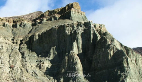 강원 고성군, 17억년 전 지구표층 암석