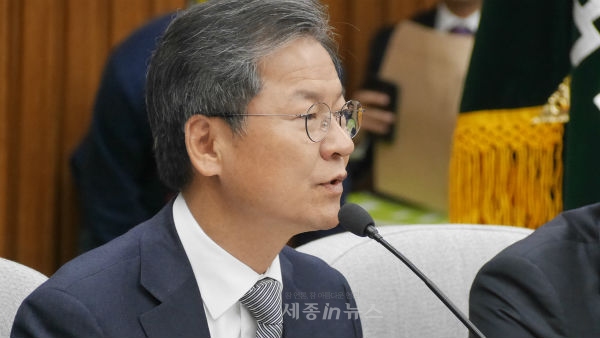 참여정부 법무부 장관을 역임한, 국민의당 전 공동대표 천정배 의원은 박 대통령을 피의자로 전환하고 입건해야 된다고 주장했다.
