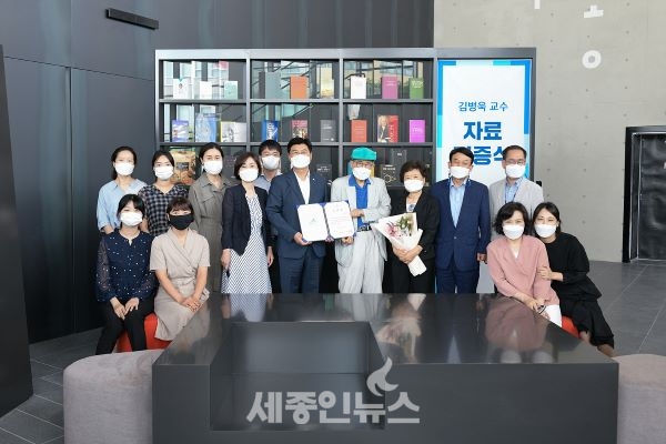김병욱 충남대 교수 도서 1만2,000권 세종시립도서관 기부