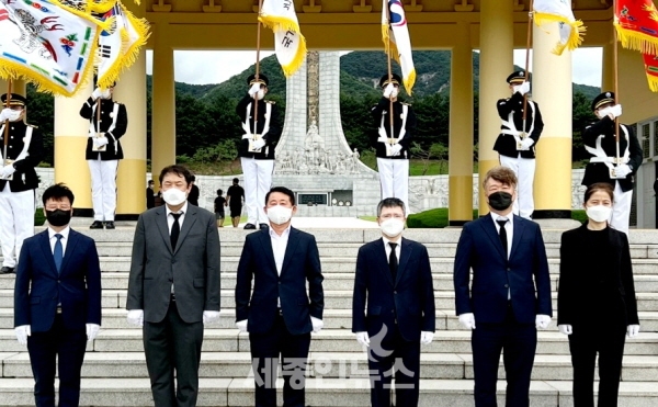 [포토] 77회 광복절, 순국선열 참배하는 대전 서철모 서구청장