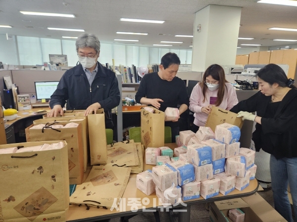 한국지역난방공사 세종지사, 위기가정 청소년 위한 위생용품 기부